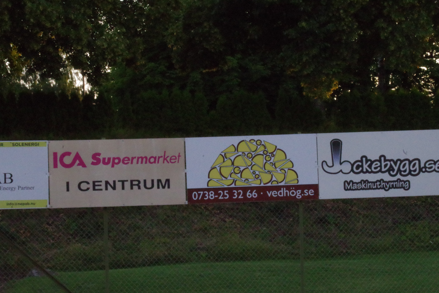 Vedhögs skylt vid tennisklubben.